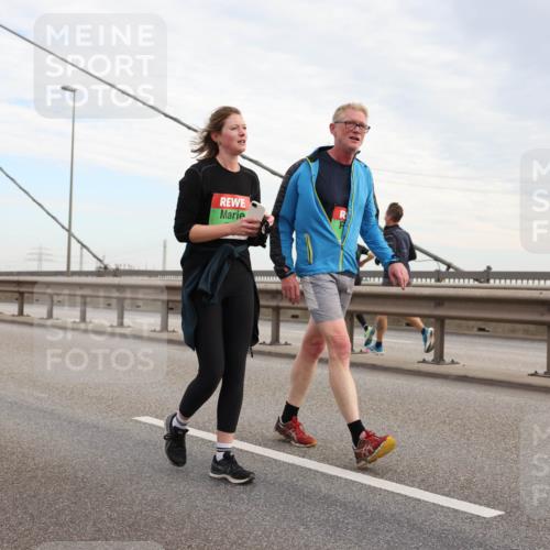 03.10.2025 - Köhlbrandbrückenlauf Lena Gebhardt http://msf.ph/oto/9199569 03.10.2025 15:39:27 Position 1  meine-sportfotos.de