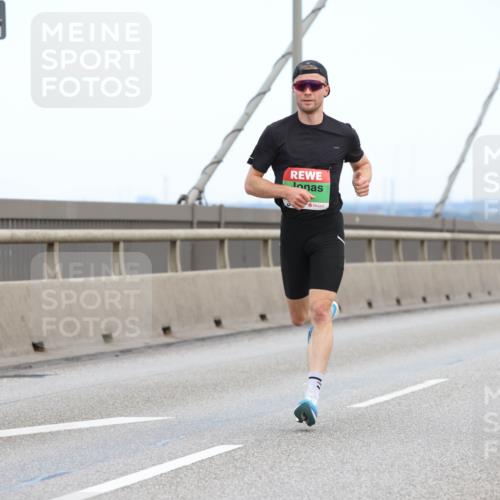 03.10.2025 - Köhlbrandbrückenlauf Lena Gebhardt http://msf.ph/oto/9199586 03.10.2025 15:15:42 Position 1  meine-sportfotos.de