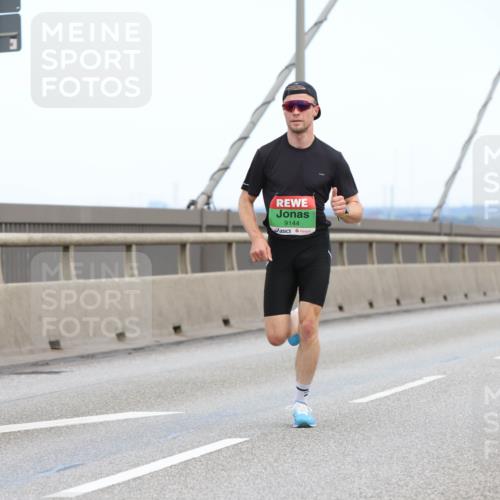 03.10.2025 - Köhlbrandbrückenlauf Lena Gebhardt http://msf.ph/oto/9199588 03.10.2025 15:15:42 Position 1 9144 meine-sportfotos.de