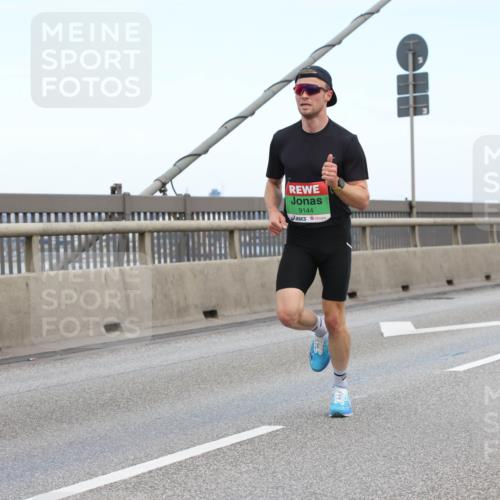 03.10.2025 - Köhlbrandbrückenlauf Lena Gebhardt http://msf.ph/oto/9199590 03.10.2025 15:15:43 Position 1 9144 meine-sportfotos.de