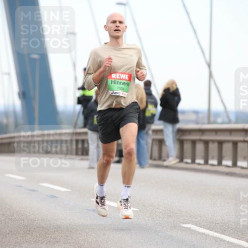 03.10.2025 - Köhlbrandbrückenlauf Lena Gebhardt http://msf.ph/oto/9199599 03.10.2025 15:16:35 Position 1 7004 meine-sportfotos.de