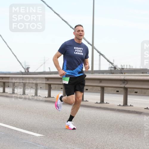 03.10.2025 - Köhlbrandbrückenlauf Lena Gebhardt http://msf.ph/oto/9199610 03.10.2025 15:16:46 Position 1  meine-sportfotos.de