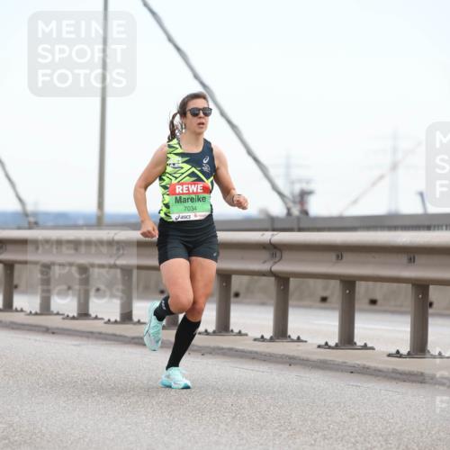 03.10.2025 - Köhlbrandbrückenlauf Lena Gebhardt http://msf.ph/oto/9199625 03.10.2025 15:17:22 Position 1 7034 meine-sportfotos.de