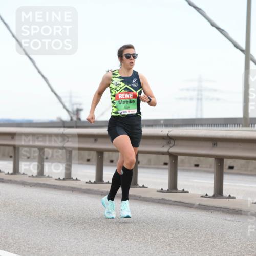 03.10.2025 - Köhlbrandbrückenlauf Lena Gebhardt http://msf.ph/oto/9199627 03.10.2025 15:17:22 Position 1 7034 meine-sportfotos.de