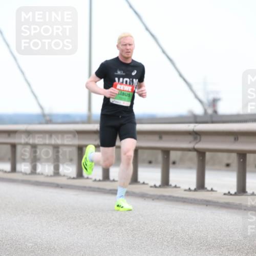 03.10.2025 - Köhlbrandbrückenlauf Lena Gebhardt http://msf.ph/oto/9199634 03.10.2025 15:17:26 Position 1  meine-sportfotos.de