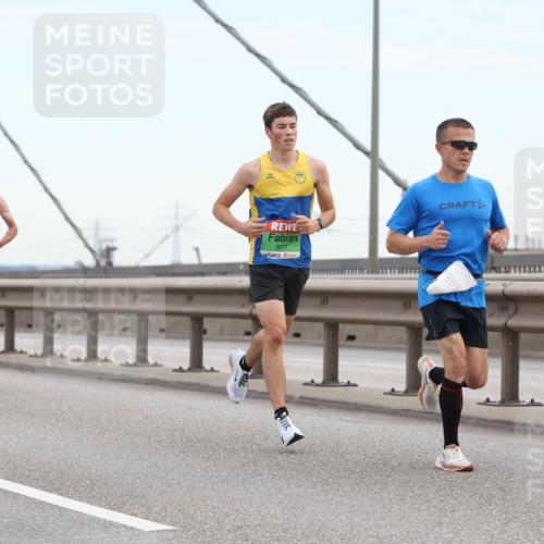 03.10.2025 - Köhlbrandbrückenlauf Lena Gebhardt http://msf.ph/oto/9199642 03.10.2025 15:17:42 Position 1 8871 meine-sportfotos.de