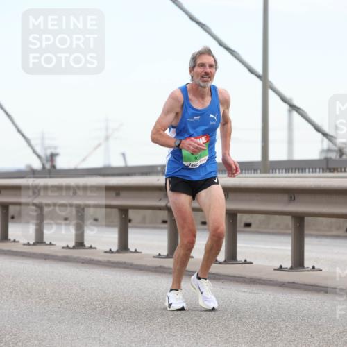 03.10.2025 - Köhlbrandbrückenlauf Lena Gebhardt http://msf.ph/oto/9199647 03.10.2025 15:17:44 Position 1 95 meine-sportfotos.de