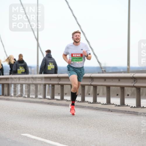 03.10.2025 - Köhlbrandbrückenlauf Lena Gebhardt http://msf.ph/oto/9199648 03.10.2025 15:17:51 Position 1 7011 meine-sportfotos.de