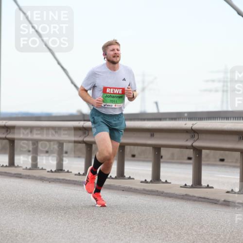 03.10.2025 - Köhlbrandbrückenlauf Lena Gebhardt http://msf.ph/oto/9199654 03.10.2025 15:17:53 Position 1 7011 meine-sportfotos.de