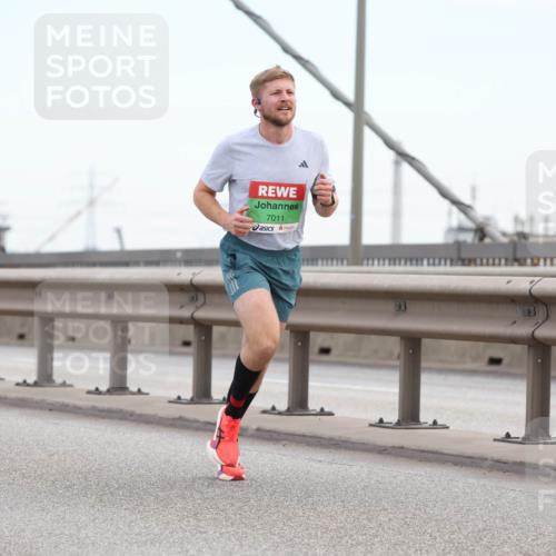 03.10.2025 - Köhlbrandbrückenlauf Lena Gebhardt http://msf.ph/oto/9199655 03.10.2025 15:17:54 Position 1 7011 meine-sportfotos.de