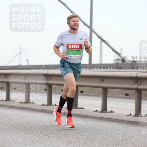 03.10.2025 - Köhlbrandbrückenlauf Lena Gebhardt http://msf.ph/oto/9199656 03.10.2025 15:17:54 Position 1 7011 meine-sportfotos.de