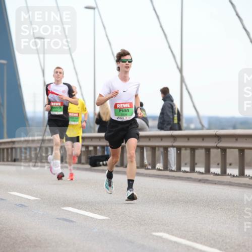 03.10.2025 - Köhlbrandbrückenlauf Lena Gebhardt http://msf.ph/oto/9199657 03.10.2025 15:18:07 Position 1 7009 meine-sportfotos.de