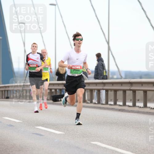 03.10.2025 - Köhlbrandbrückenlauf Lena Gebhardt http://msf.ph/oto/9199659 03.10.2025 15:18:07 Position 1 7009 meine-sportfotos.de