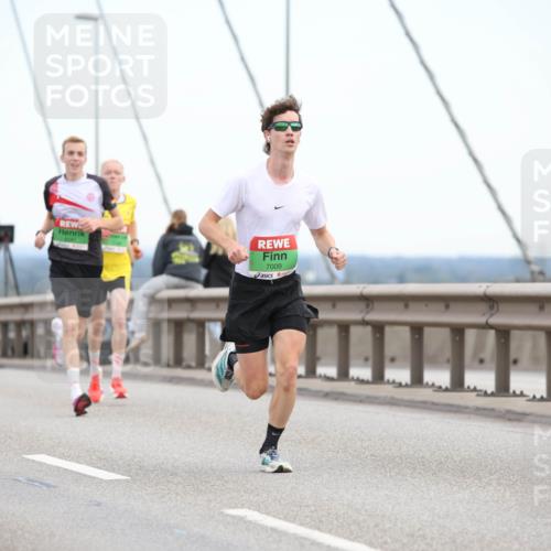 03.10.2025 - Köhlbrandbrückenlauf Lena Gebhardt http://msf.ph/oto/9199660 03.10.2025 15:18:08 Position 1 7009 meine-sportfotos.de