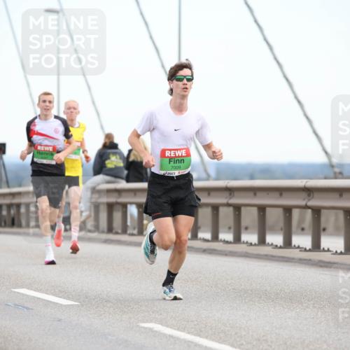 03.10.2025 - Köhlbrandbrückenlauf Lena Gebhardt http://msf.ph/oto/9199661 03.10.2025 15:18:08 Position 1 7009 meine-sportfotos.de
