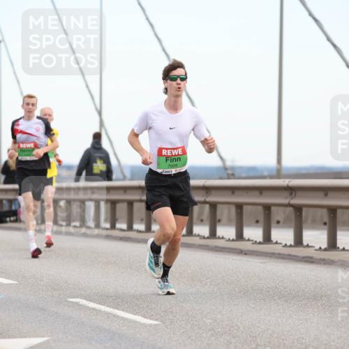 03.10.2025 - Köhlbrandbrückenlauf Lena Gebhardt http://msf.ph/oto/9199662 03.10.2025 15:18:08 Position 1 7009 meine-sportfotos.de