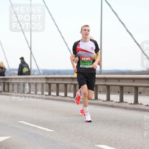03.10.2025 - Köhlbrandbrückenlauf Lena Gebhardt http://msf.ph/oto/9199668 03.10.2025 15:18:11 Position 1 9041 meine-sportfotos.de