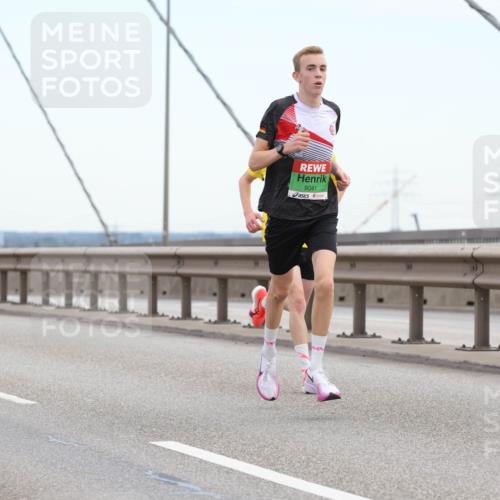 03.10.2025 - Köhlbrandbrückenlauf Lena Gebhardt http://msf.ph/oto/9199669 03.10.2025 15:18:12 Position 1 9041 meine-sportfotos.de