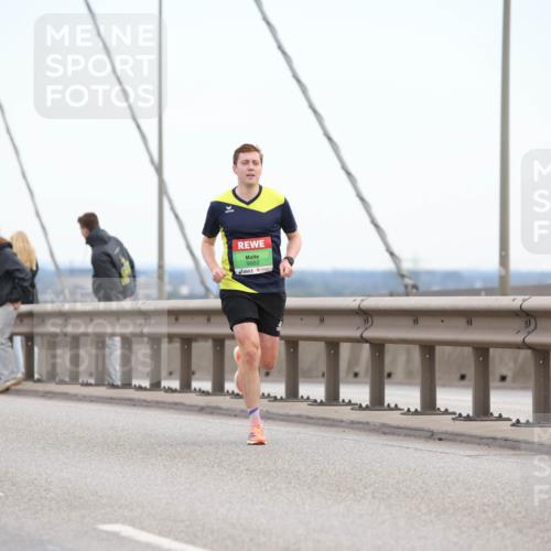 03.10.2025 - Köhlbrandbrückenlauf Lena Gebhardt http://msf.ph/oto/9199672 03.10.2025 15:18:16 Position 1 9662 meine-sportfotos.de