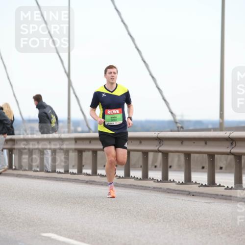 03.10.2025 - Köhlbrandbrückenlauf Lena Gebhardt http://msf.ph/oto/9199673 03.10.2025 15:18:16 Position 1 9662 meine-sportfotos.de