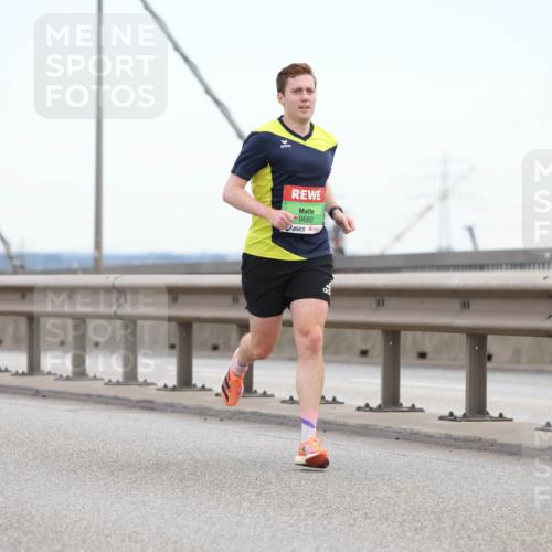 03.10.2025 - Köhlbrandbrückenlauf Lena Gebhardt http://msf.ph/oto/9199681 03.10.2025 15:18:18 Position 1 9662 meine-sportfotos.de