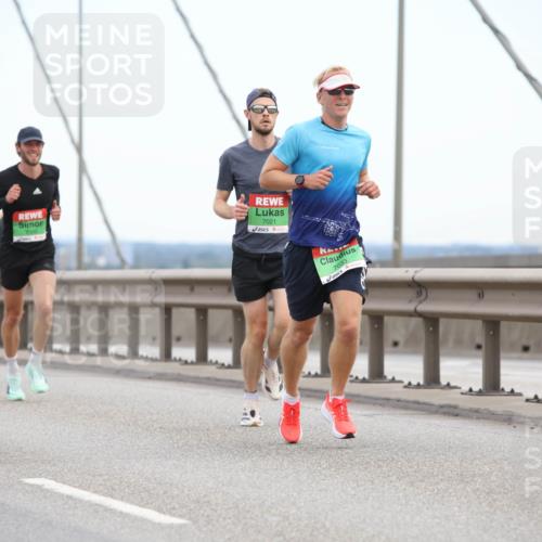 03.10.2025 - Köhlbrandbrückenlauf Lena Gebhardt http://msf.ph/oto/9199687 03.10.2025 15:18:24 Position 1 7021, 7033 meine-sportfotos.de
