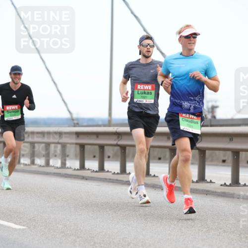03.10.2025 - Köhlbrandbrückenlauf Lena Gebhardt http://msf.ph/oto/9199688 03.10.2025 15:18:25 Position 1 7021, 7050, 7033 meine-sportfotos.de