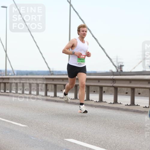 03.10.2025 - Köhlbrandbrückenlauf Lena Gebhardt http://msf.ph/oto/9199697 03.10.2025 15:18:29 Position 1 9617, 7250 meine-sportfotos.de