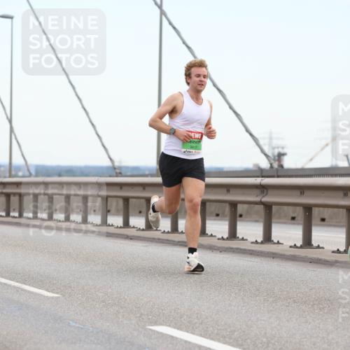 03.10.2025 - Köhlbrandbrückenlauf Lena Gebhardt http://msf.ph/oto/9199698 03.10.2025 15:18:29 Position 1 9617, 7250 meine-sportfotos.de