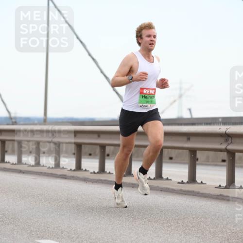 03.10.2025 - Köhlbrandbrückenlauf Lena Gebhardt http://msf.ph/oto/9199699 03.10.2025 15:18:29 Position 1 9617 meine-sportfotos.de