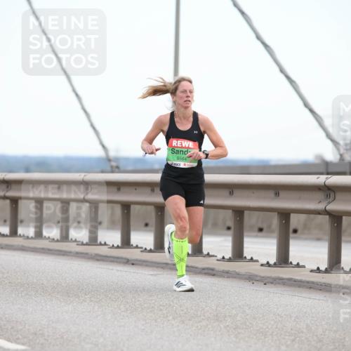 03.10.2025 - Köhlbrandbrückenlauf Lena Gebhardt http://msf.ph/oto/9199701 03.10.2025 15:18:32 Position 1 7066, 9564 meine-sportfotos.de