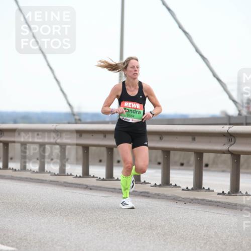 03.10.2025 - Köhlbrandbrückenlauf Lena Gebhardt http://msf.ph/oto/9199702 03.10.2025 15:18:33 Position 1 7066, 9564 meine-sportfotos.de