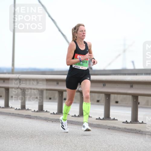 03.10.2025 - Köhlbrandbrückenlauf Lena Gebhardt http://msf.ph/oto/9199705 03.10.2025 15:18:33 Position 1 9564 meine-sportfotos.de