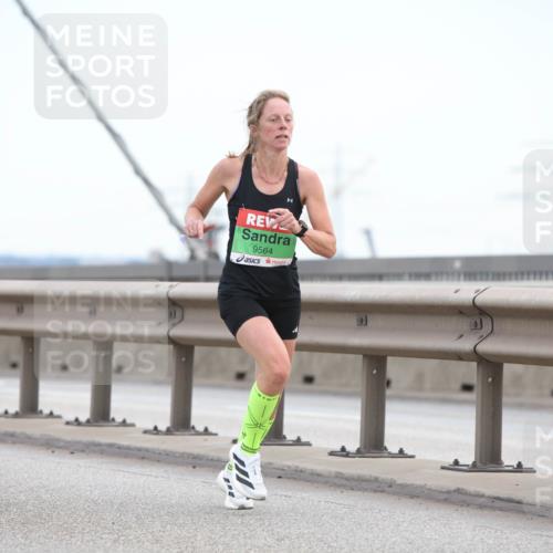 03.10.2025 - Köhlbrandbrückenlauf Lena Gebhardt http://msf.ph/oto/9199707 03.10.2025 15:18:34 Position 1 9564 meine-sportfotos.de