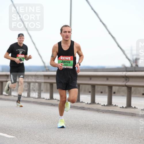 03.10.2025 - Köhlbrandbrückenlauf Lena Gebhardt http://msf.ph/oto/9199708 03.10.2025 15:18:35 Position 1 990 meine-sportfotos.de