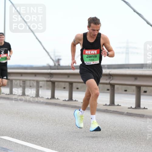 03.10.2025 - Köhlbrandbrückenlauf Lena Gebhardt http://msf.ph/oto/9199712 03.10.2025 15:18:36 Position 1 7066 meine-sportfotos.de