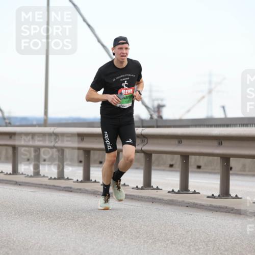 03.10.2025 - Köhlbrandbrückenlauf Lena Gebhardt http://msf.ph/oto/9199713 03.10.2025 15:18:37 Position 1 32, 24, 08, 2019, 7036 meine-sportfotos.de