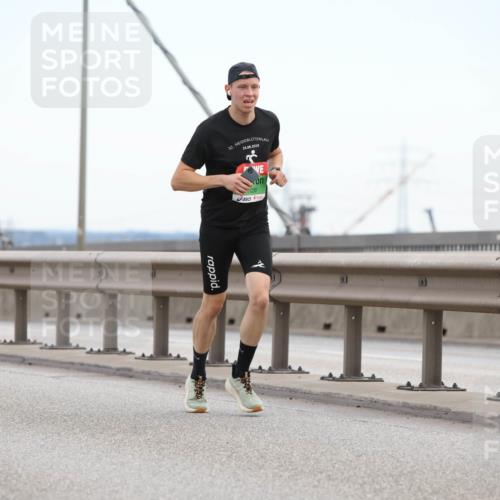 03.10.2025 - Köhlbrandbrückenlauf Lena Gebhardt http://msf.ph/oto/9199714 03.10.2025 15:18:37 Position 1 32, 24, 08, 2019, 7036 meine-sportfotos.de