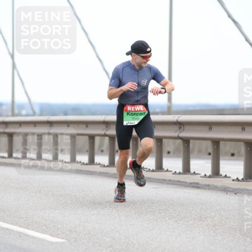 03.10.2025 - Köhlbrandbrückenlauf Lena Gebhardt http://msf.ph/oto/9199722 03.10.2025 15:18:47 Position 1 7045 meine-sportfotos.de