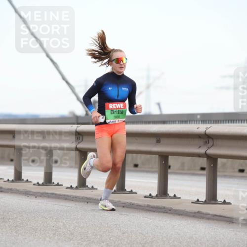 03.10.2025 - Köhlbrandbrückenlauf Lena Gebhardt http://msf.ph/oto/9199738 03.10.2025 15:18:54 Position 1 7020 meine-sportfotos.de