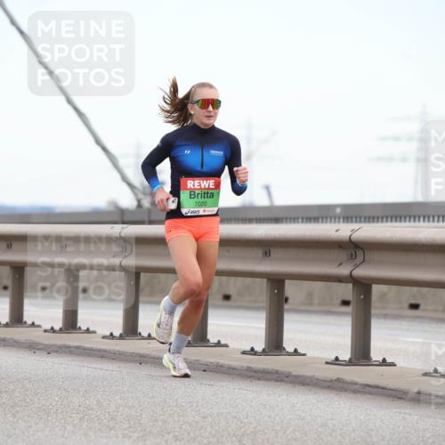 03.10.2025 - Köhlbrandbrückenlauf Lena Gebhardt http://msf.ph/oto/9199739 03.10.2025 15:18:54 Position 1 7020 meine-sportfotos.de