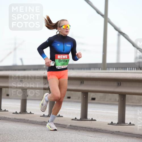 03.10.2025 - Köhlbrandbrückenlauf Lena Gebhardt http://msf.ph/oto/9199740 03.10.2025 15:18:55 Position 1 7020 meine-sportfotos.de
