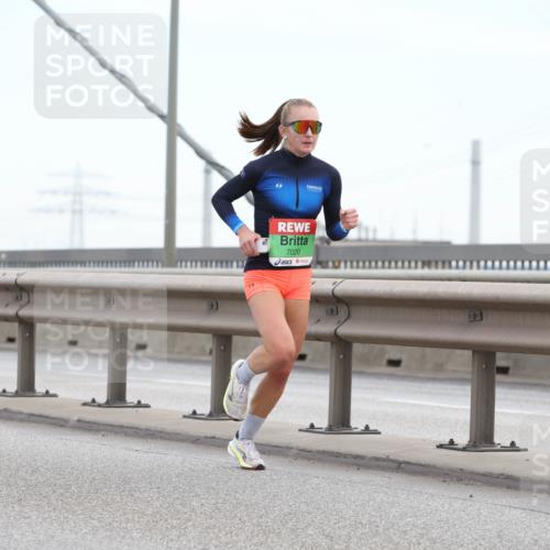 03.10.2025 - Köhlbrandbrückenlauf Lena Gebhardt http://msf.ph/oto/9199743 03.10.2025 15:18:56 Position 1 7020 meine-sportfotos.de