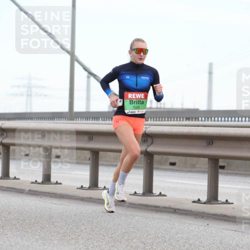 03.10.2025 - Köhlbrandbrückenlauf Lena Gebhardt http://msf.ph/oto/9199744 03.10.2025 15:18:56 Position 1 7020 meine-sportfotos.de
