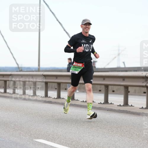 03.10.2025 - Köhlbrandbrückenlauf Lena Gebhardt http://msf.ph/oto/9199749 03.10.2025 15:19:06 Position 1 9549 meine-sportfotos.de