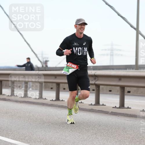 03.10.2025 - Köhlbrandbrückenlauf Lena Gebhardt http://msf.ph/oto/9199750 03.10.2025 15:19:06 Position 1 95 meine-sportfotos.de