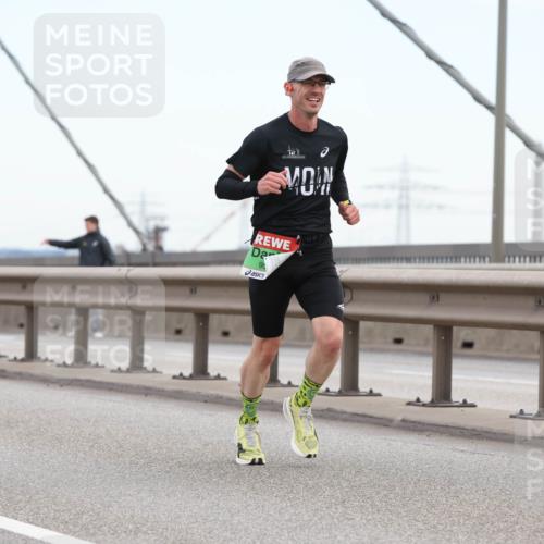 03.10.2025 - Köhlbrandbrückenlauf Lena Gebhardt http://msf.ph/oto/9199751 03.10.2025 15:19:06 Position 1 95 meine-sportfotos.de