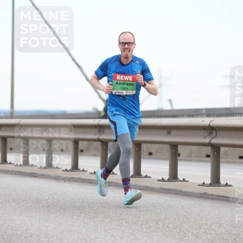 03.10.2025 - Köhlbrandbrückenlauf Lena Gebhardt http://msf.ph/oto/9199754 03.10.2025 15:19:09 Position 1 7065 meine-sportfotos.de