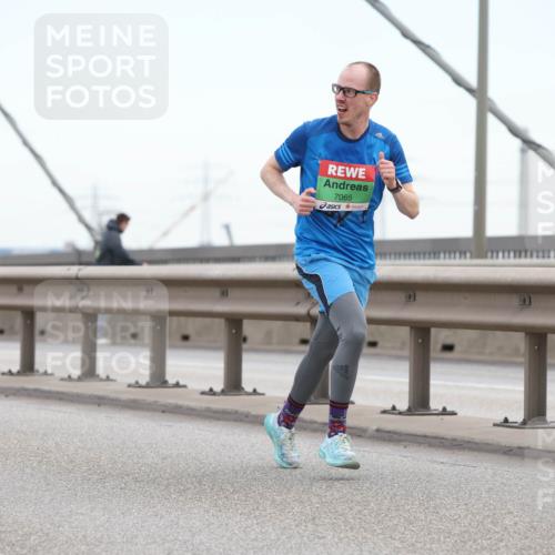 03.10.2025 - Köhlbrandbrückenlauf Lena Gebhardt http://msf.ph/oto/9199755 03.10.2025 15:19:09 Position 1 7065 meine-sportfotos.de