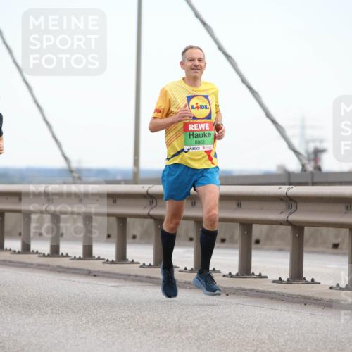 03.10.2025 - Köhlbrandbrückenlauf Lena Gebhardt http://msf.ph/oto/9199766 03.10.2025 15:19:22 Position 1 9742, 12, 8861 meine-sportfotos.de